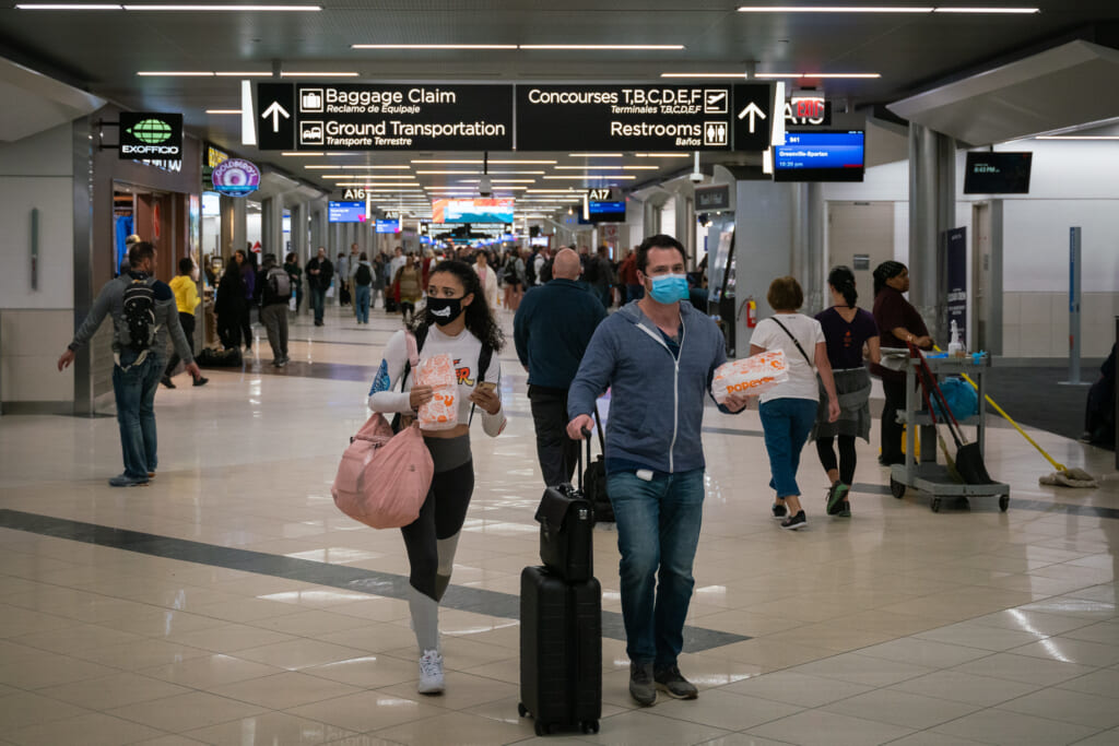 port du masque dans un aéroport durant l'épidémie de coronavirus