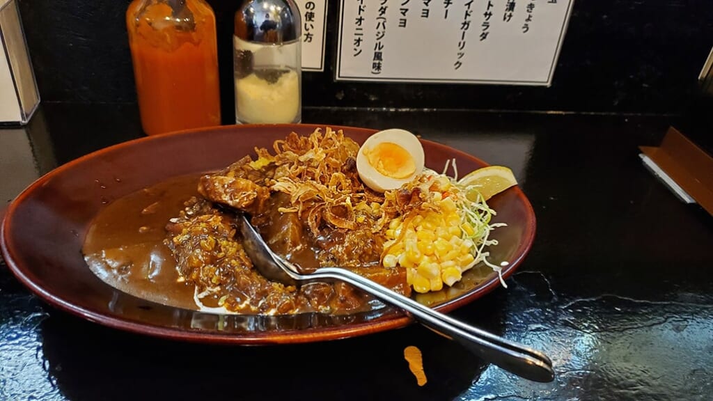 Curry japonais dans le restaurant Kare wa nomimono