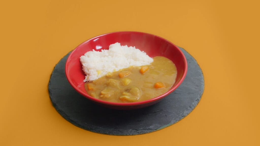 Du riz au curry japonais fait maison dans une assiette