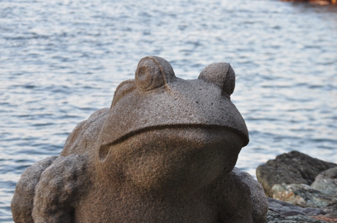 Statues de grenouilles, gardiennes du Meoto-iwa