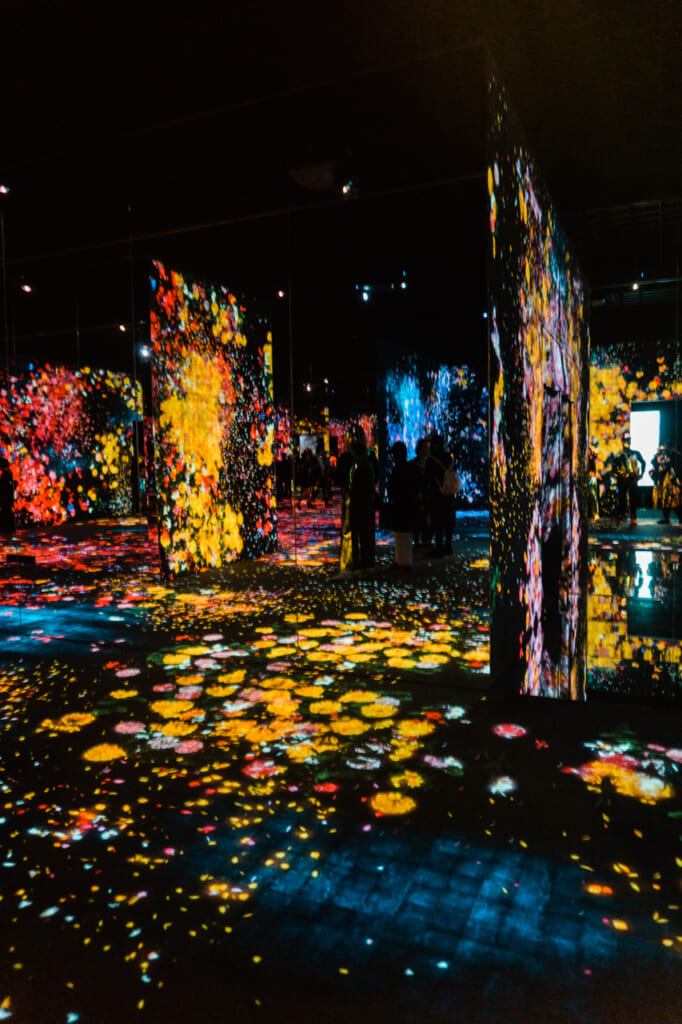 forest of flowers and people : une oeuvre exposée au teamLab Borderless