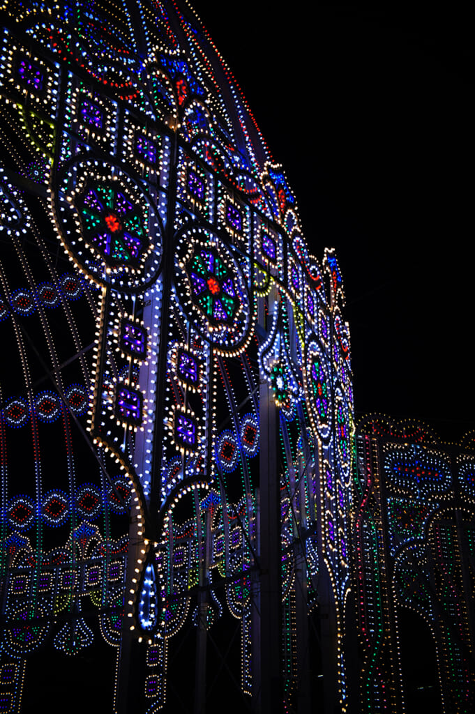 Détails colorés de l'architecture lumineuse du Luminarie de Kobe