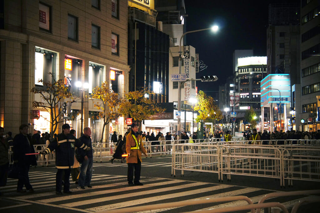 Barrières et agents postés pour contrôler l'accès au Luminarie à Kobe
