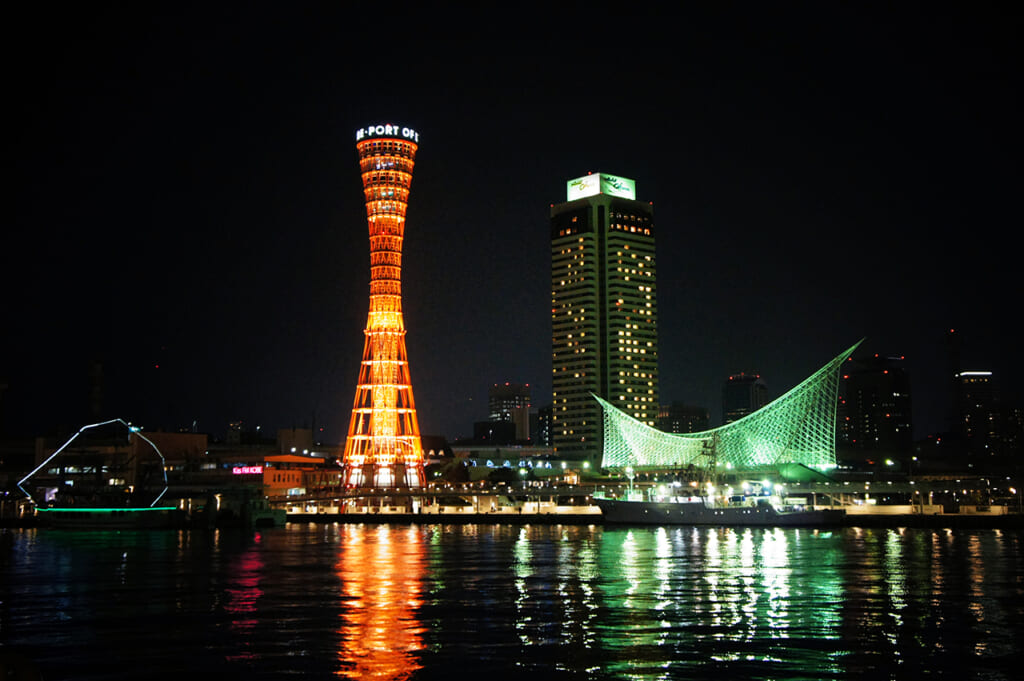 Vue nocturne sur le parc Meriken, avec la Kobe Port Tower et le Kobe Maritime Museum