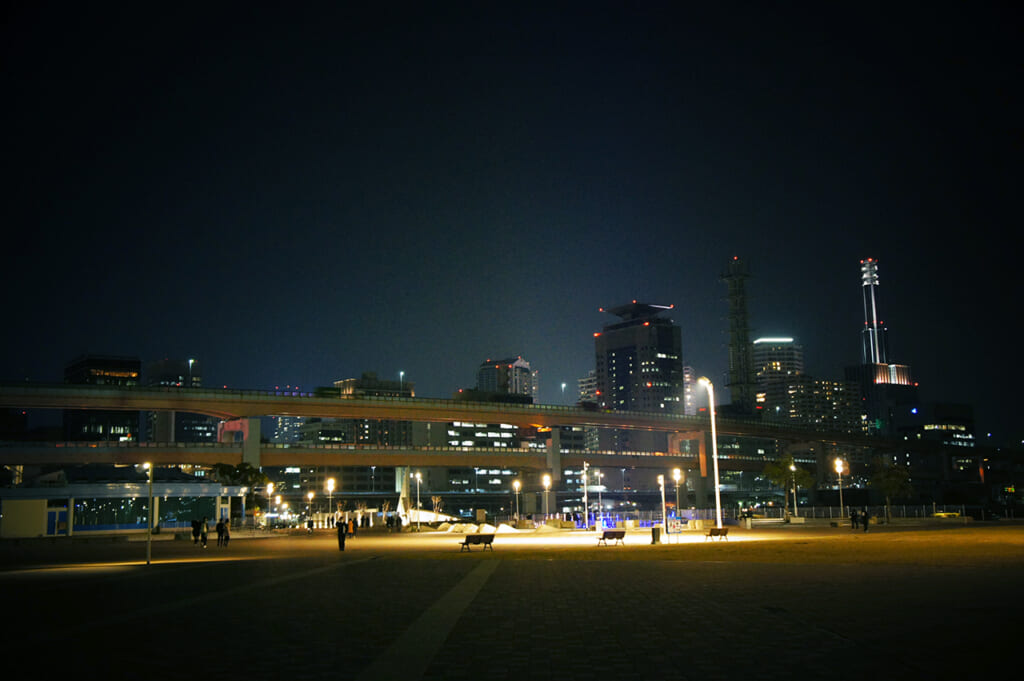 Vue du parc Meriken la nuit, paysage urbain japonais presque futuriste