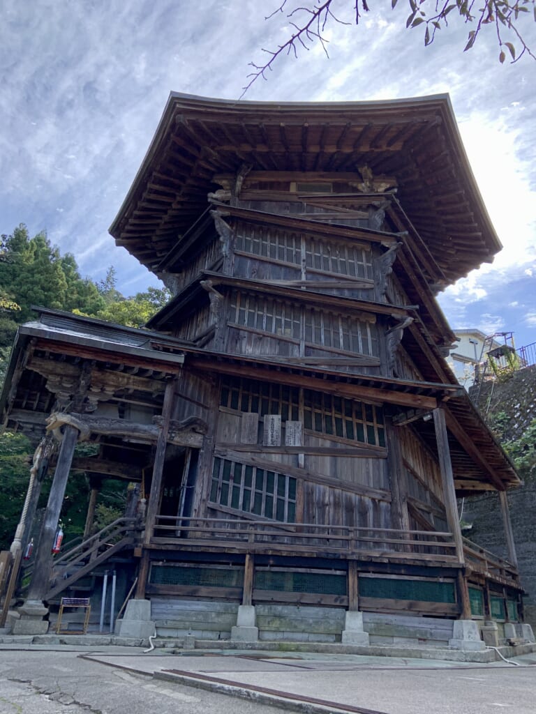 le temple de sazaedo, une prouesse technique du japon féodal
