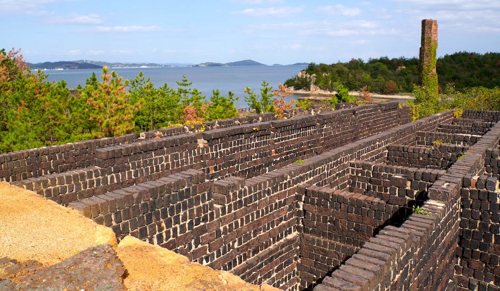 Briques de scories dans les ruines de la raffinerie d'Inujima