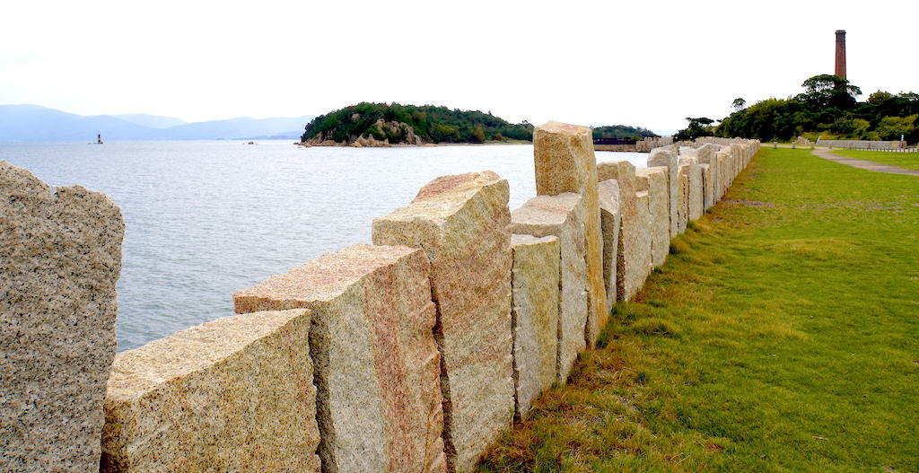 Blocs de granit alignés sur la côte de l'île inujima