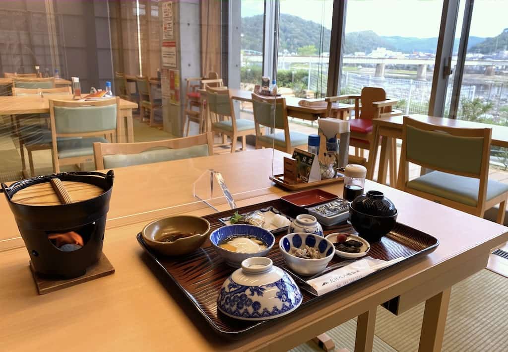 Petit déjeuner au Takebe Yahata Onsen à Okayama