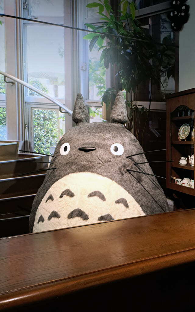 Totoro salue les visiteurs