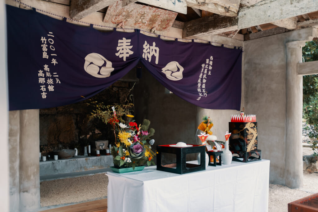 Un sanctuaire d'okinawa et ses offrandes du nouvel an