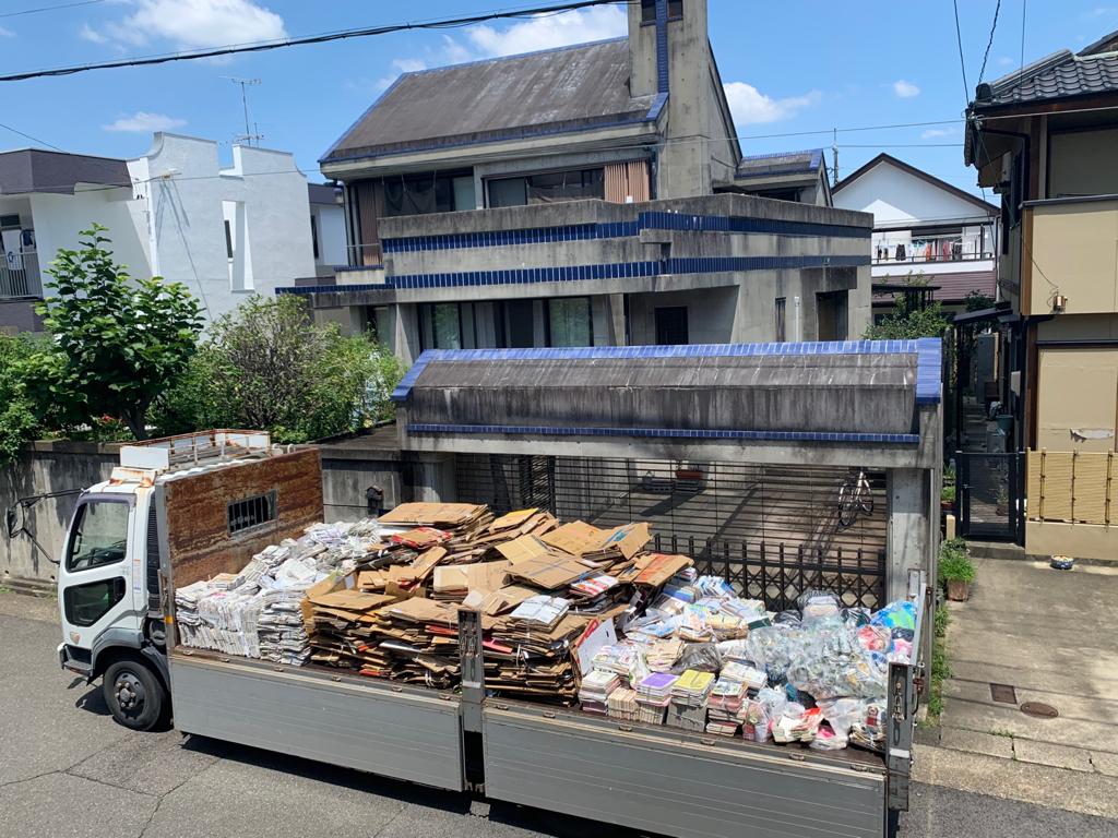 Camion japonais transportant des déchets
