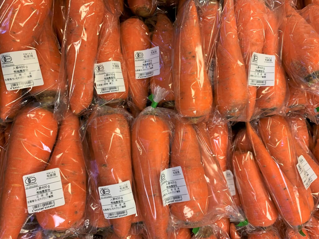 carottes emballées dans du plastique à usage unique dans un supermarché au Japon