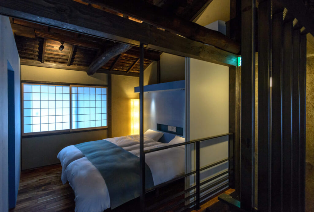 Asagi-an Machiya House - chambre où la lumière travers la pièce