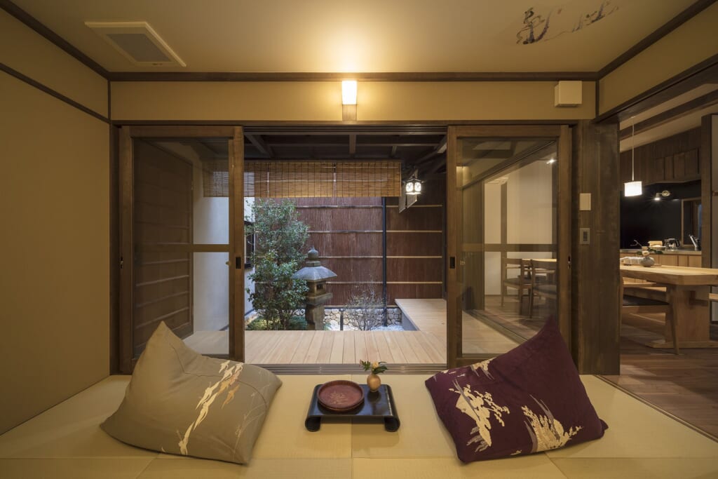 Machiya traditionnelle avec tatamis et jardin intérieur