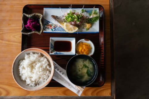 menu teishoku au Japon : poisson, riz, soupe miso et accompagnements