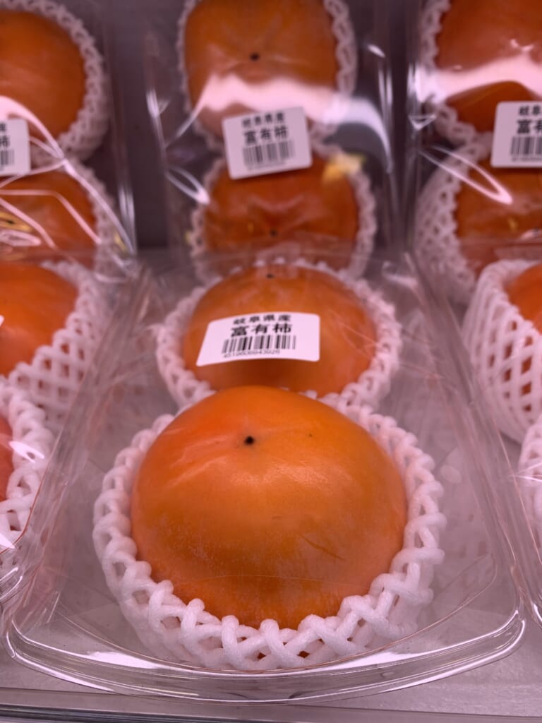 fruits emballées dans trois couches de plastique au Japon