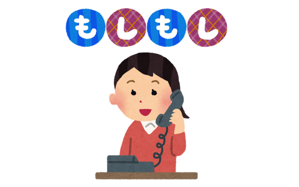 Femme japonaise répondant au téléphone "moshi moshi"