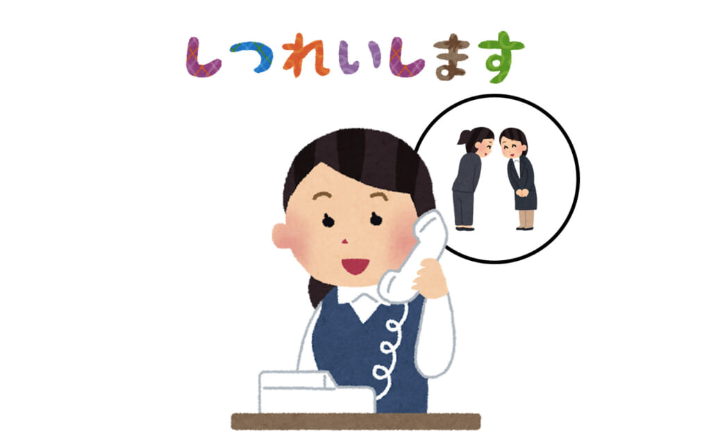 Japonaise finissant une discussion téléphonique au travail