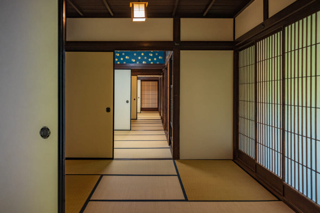 Enfilade de pièces japonaises au sol en tatami dans la résidence Gotoshi 