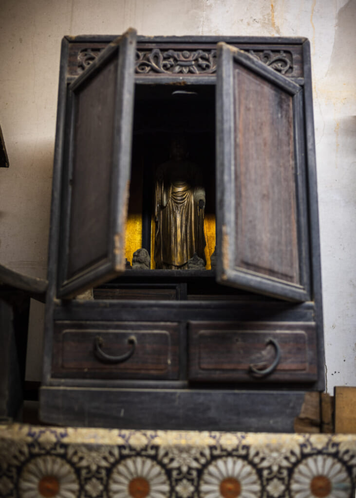 Statue bouddhiste japonaise dans un autel entrouvert