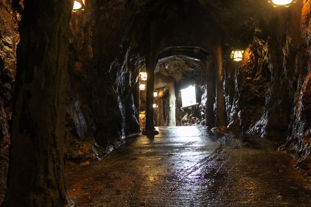 Les allées de la grotte de Sandanbeki offrent une atmosphère unique