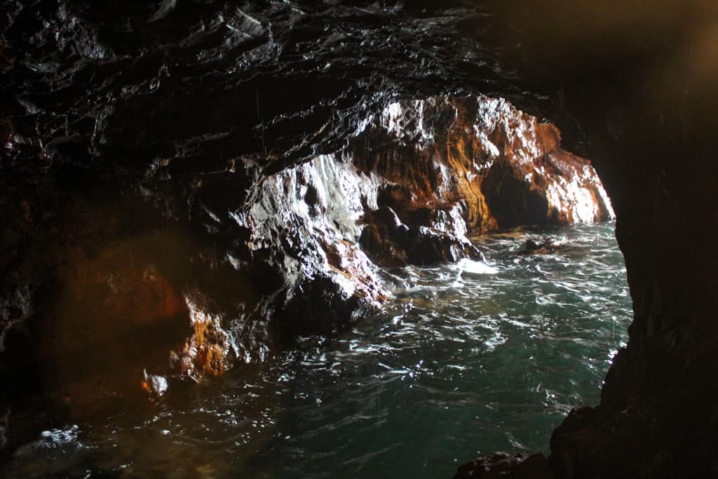 La grotte de Sandanbeki, en partie inondée par la mer