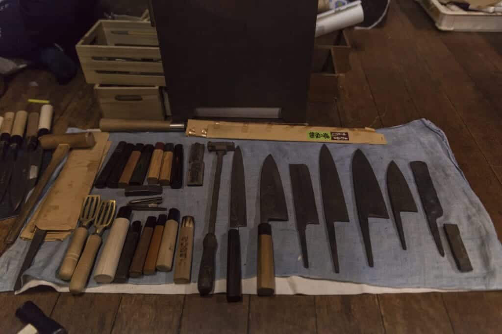 Des couteaux japonais à différents stades de fabrication