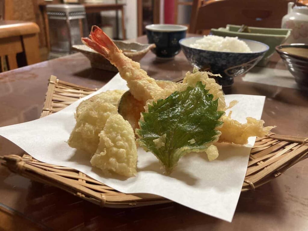 festin de tempura aux légumes bio locaux