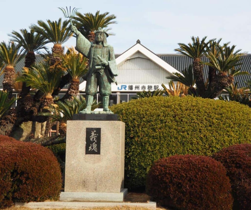 Une statue d'Oishi devant la gare.