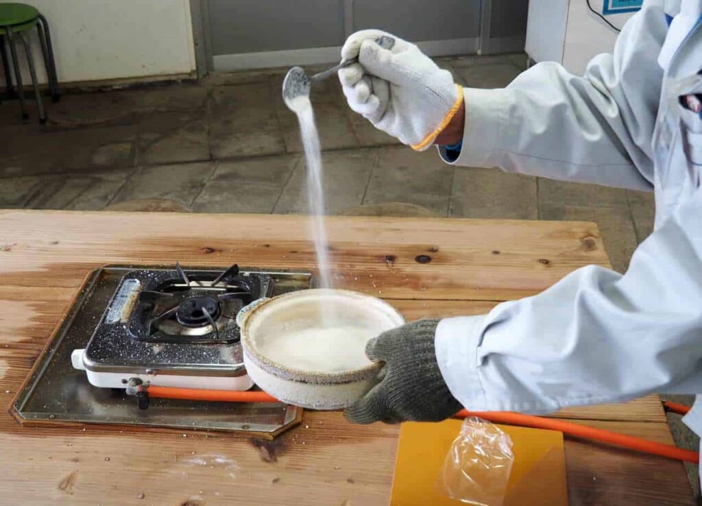 Atelier de fabrication de sel au Musée des sciences marines d'Ako où l'expert vous explique étape par étape