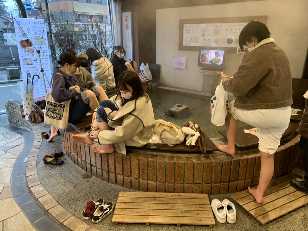un bain d'eau chaude pour pieds au Japon