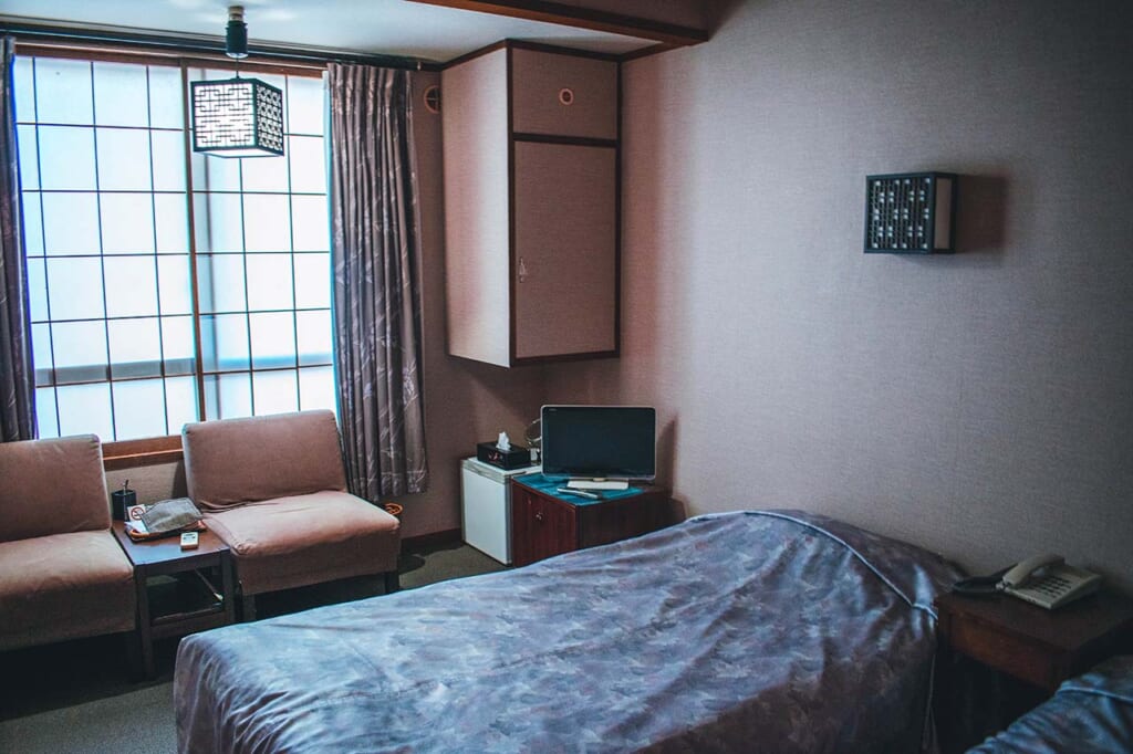 Chambre de ryokan avec des lits à l'occidentale