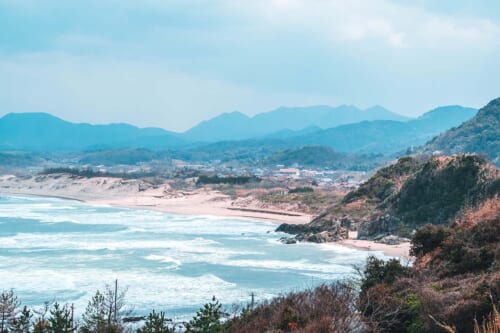 La plage d'Asari à Gotsu le long de la mer du Japon