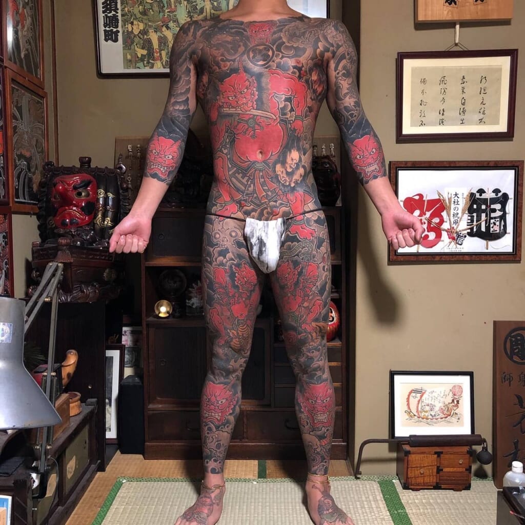 homme avec tatouage oni