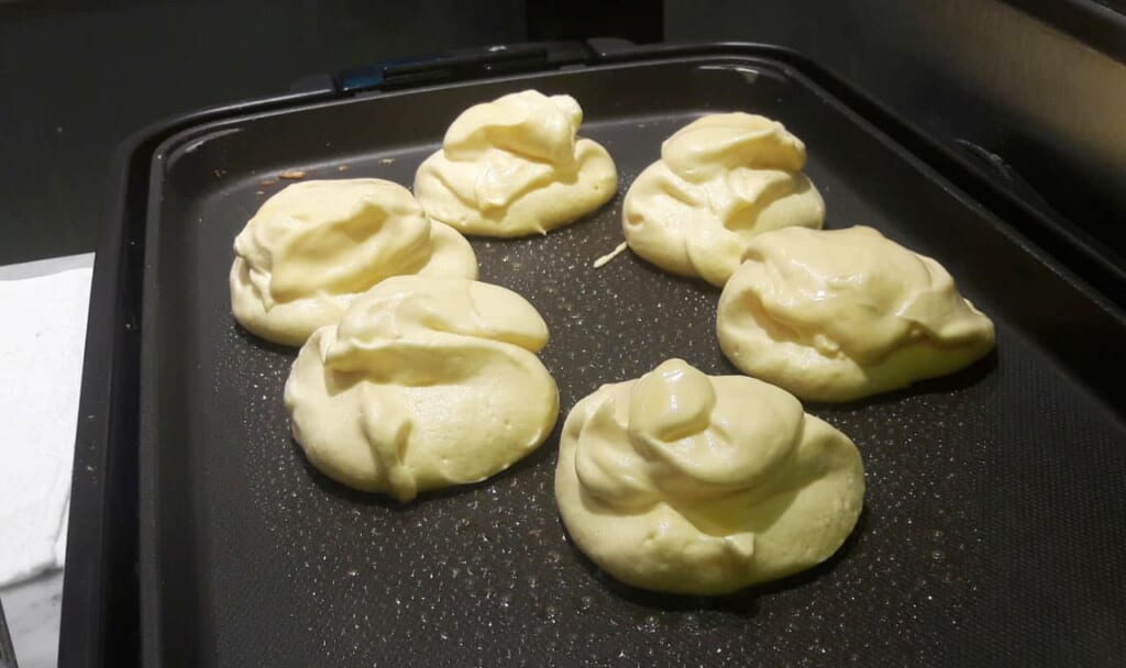 Attention à la cuisson des pancakes japonais ! La pâte très délicate demande une cuisson lente et à basse température