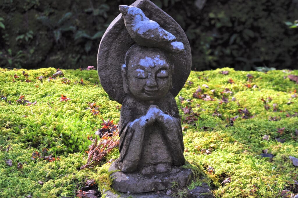 Jizo priant au temple Sanzenin à Ohara