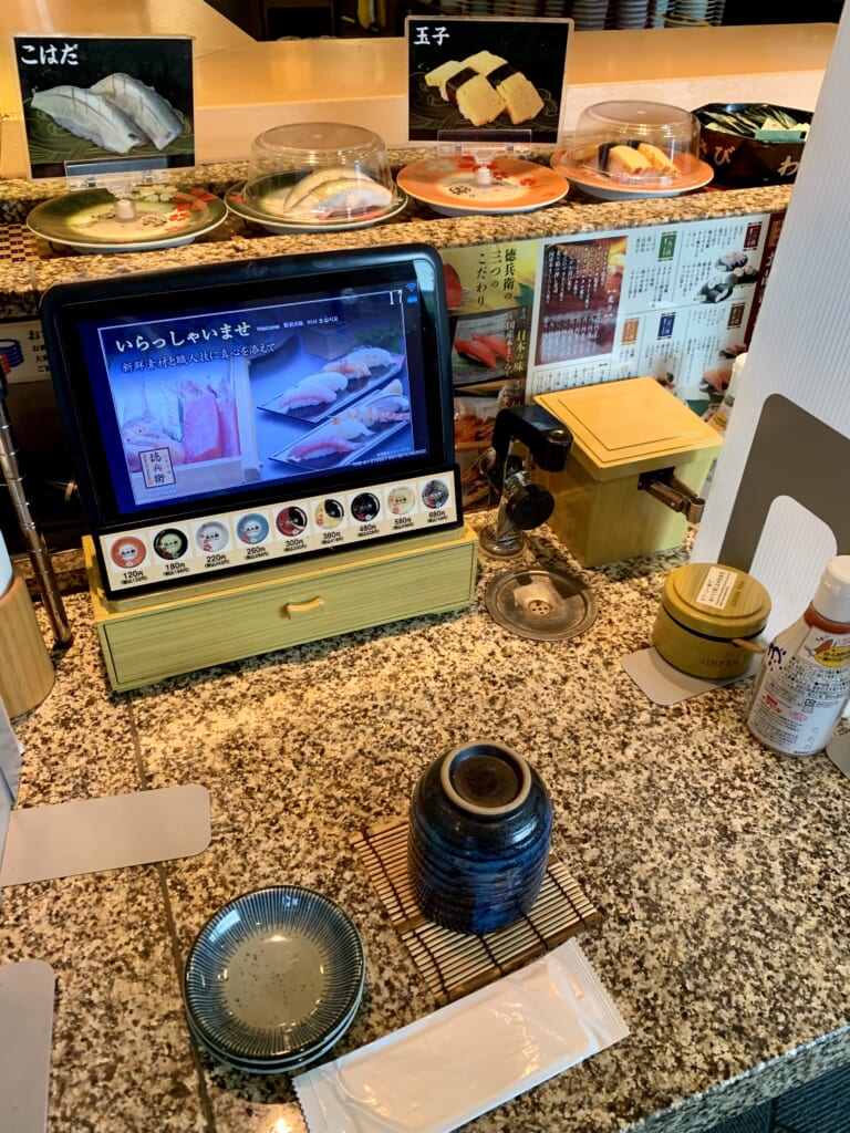 Table restaurant kaiten-zushi