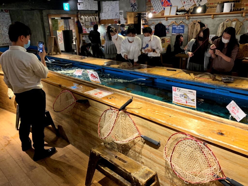 un restaurant japonais où on pêche son repas