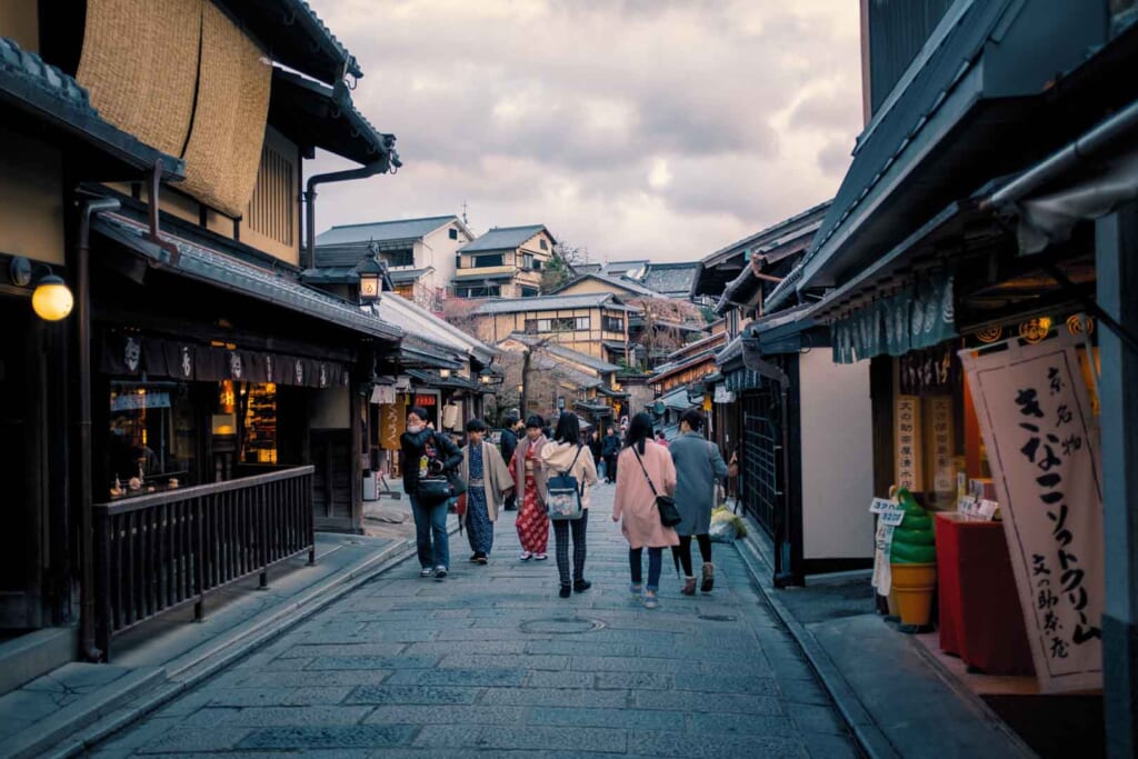 rue traditionnelle de Kyoto aux abords du Kiyomizu dera