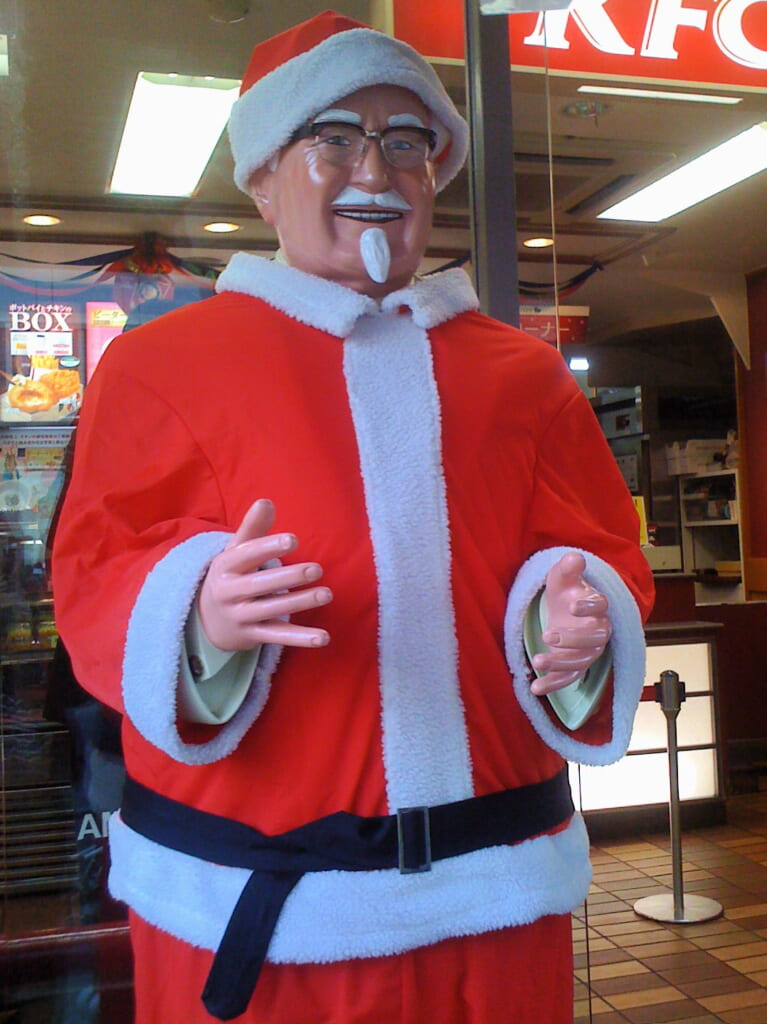 Le Colonel Sanders Santa devant un KFC au Japon