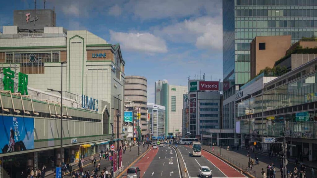 Vue de l’avenue Koshu Kaido devant la gare de Shinjuku - Lieu réel