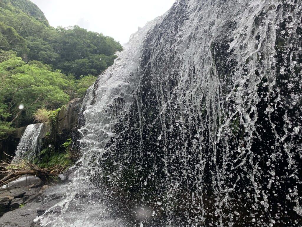 cascade au Japon dans l'archipel d'Okinawa