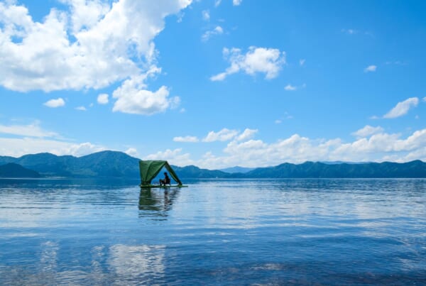 tente flottante au milieu du lac de Tazawako à Semboku, Akita