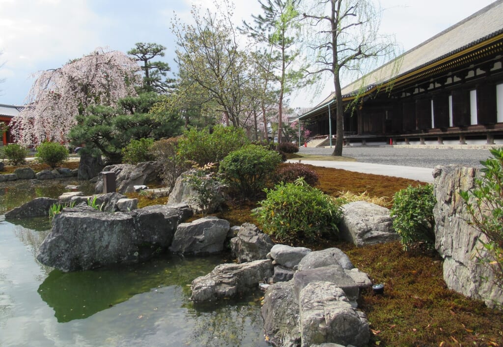 Jardin japonais typique situé à l’extérieur du Sanjusangendo, à Kyoto