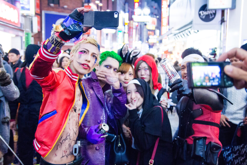 Selfie lors d'une parade d'Halloween au Japon