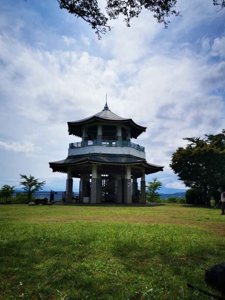point d'observation sous forme de pagode dans le parc Kobo