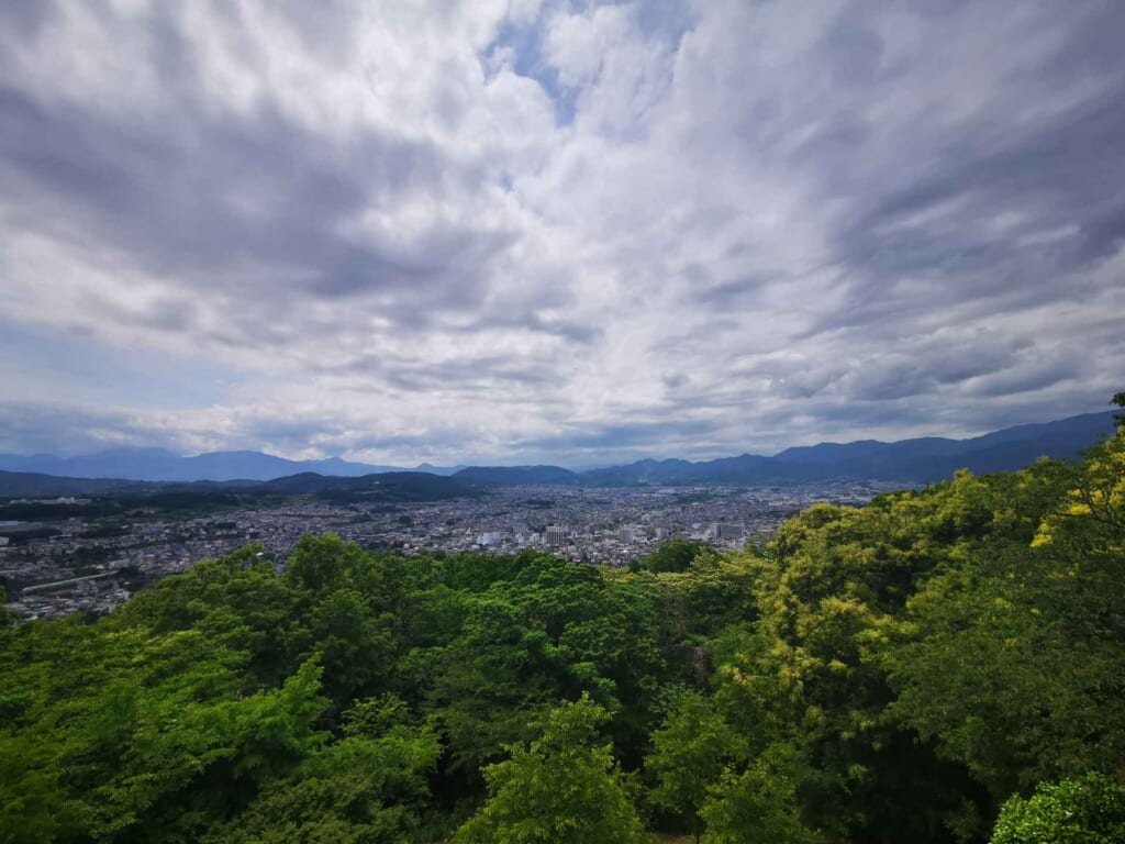 vue panoramique sur la ville d'Hadano depuis un point d'observation du Mont Kobo