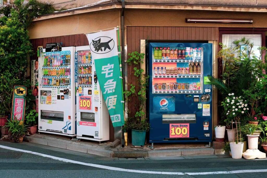 Distributeurs automatiques de boissons dans une rue au Japon