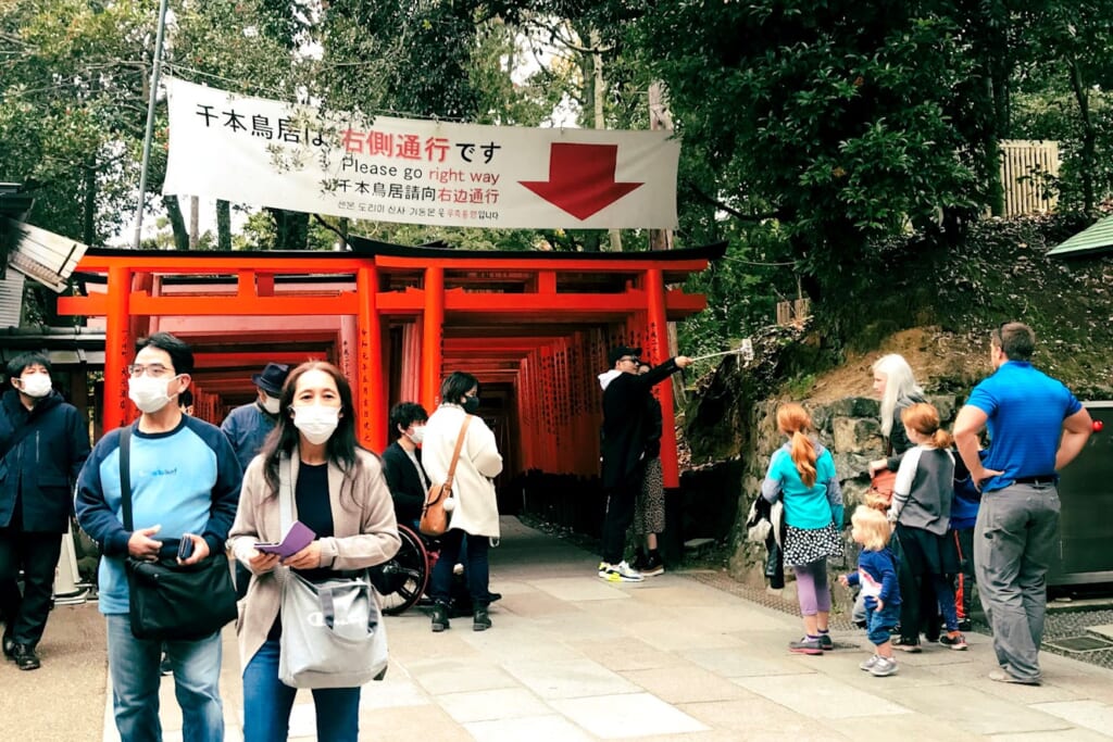deux rangées de portes torii au sactuaire Fushimi Inari à Kyoto